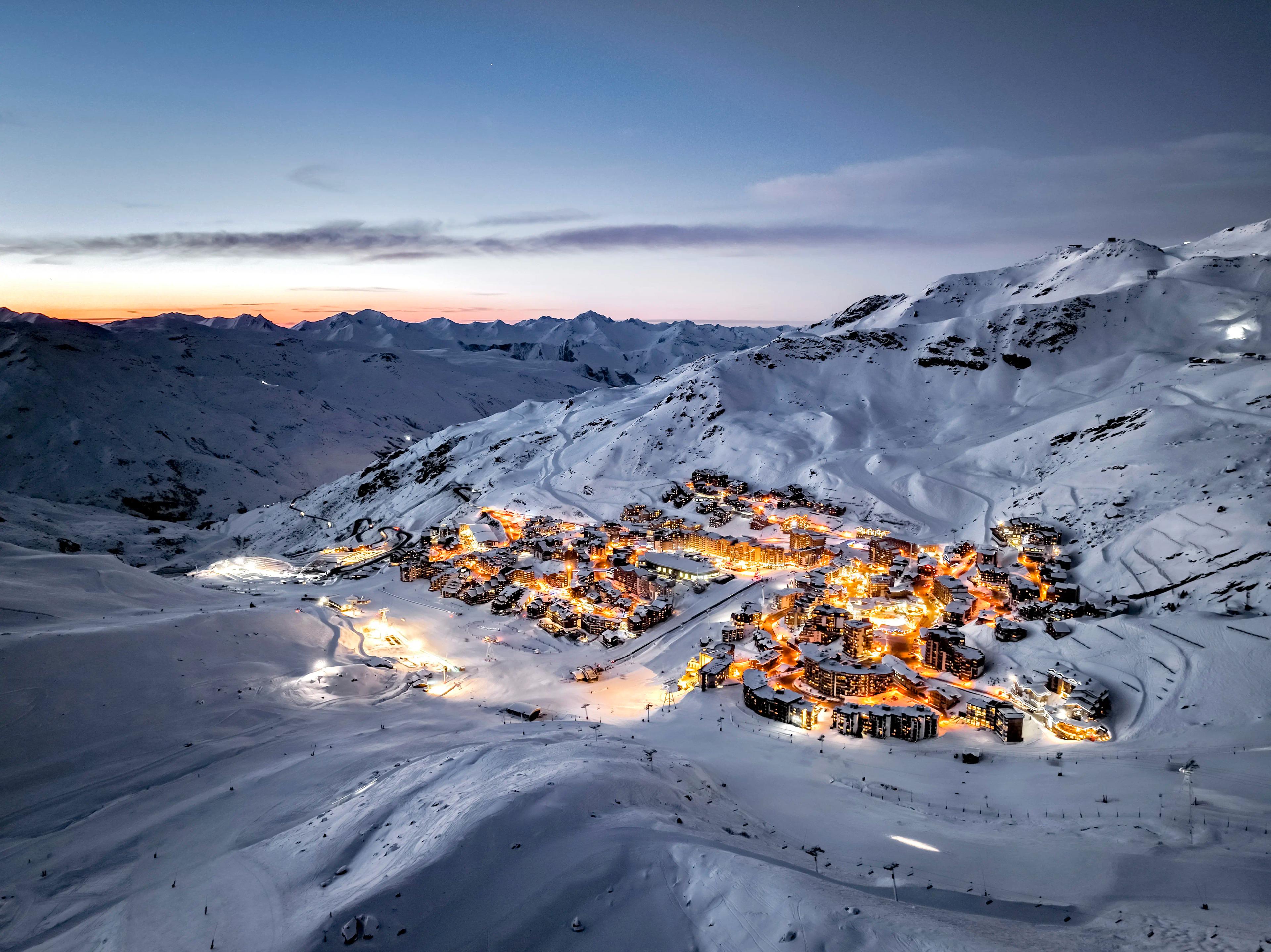 Lys over byen i Val Thorens