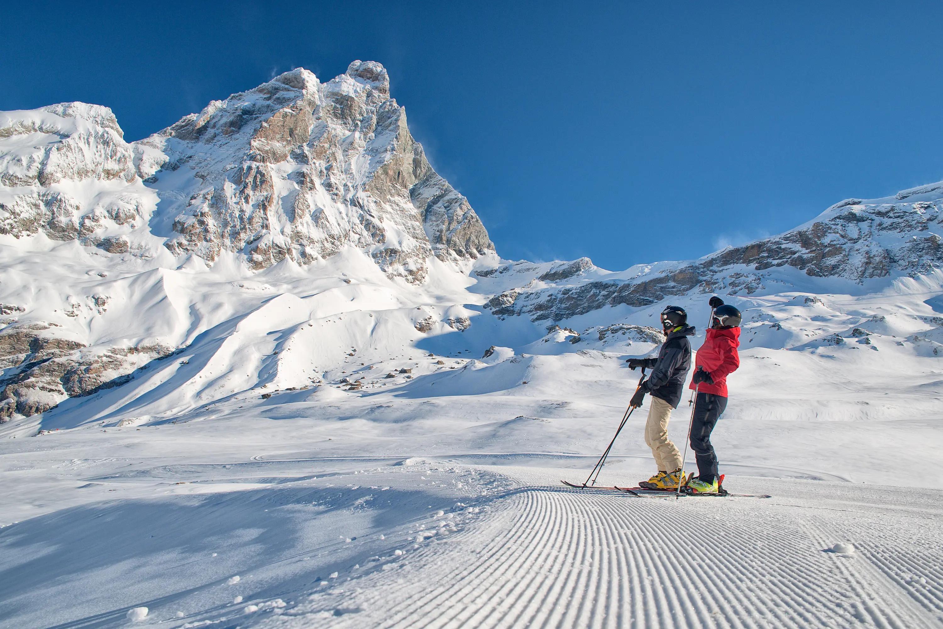 Præpareret pist og sneklædte bjerge i Cervinia