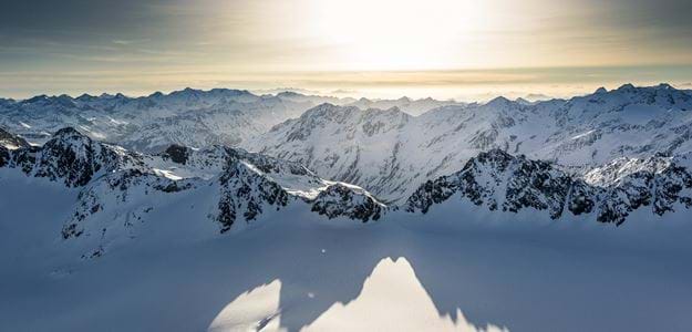 Uberørt sne med udsigt over bjergtoppene i solskin i Sölden