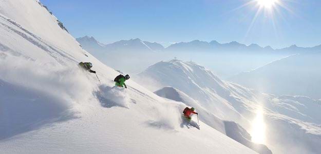 Udforsk det store skiområde og dyb sne i offpisten i St. Anton på skiferien med Danski