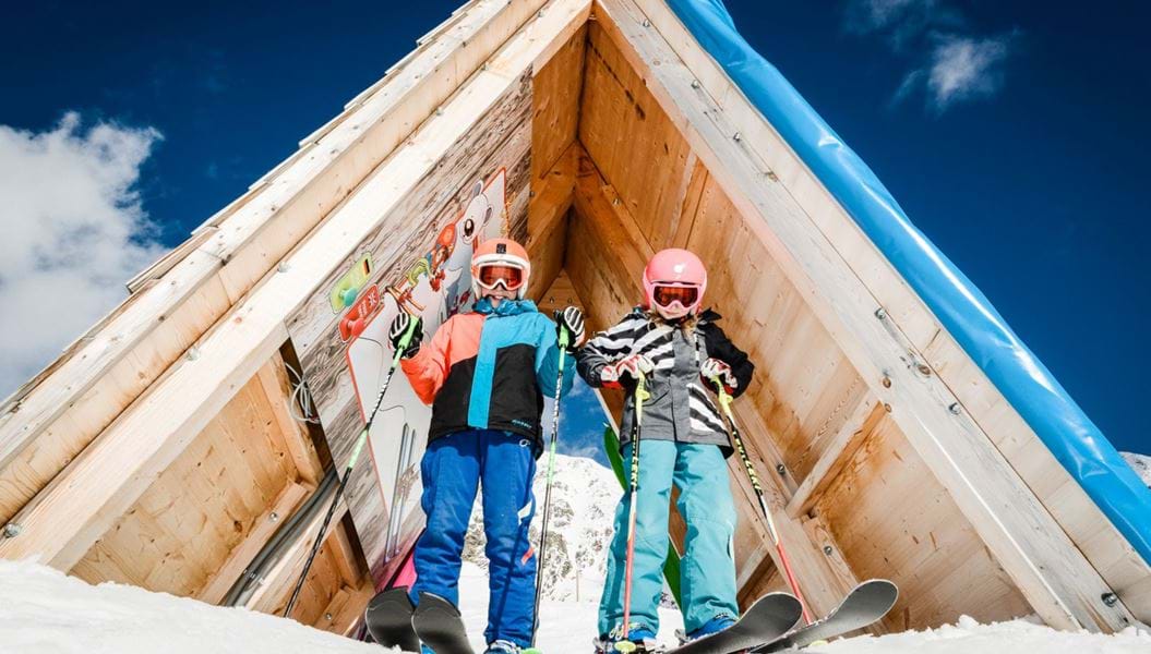 Børn er klar til at stå på ski i skønne Obertauern