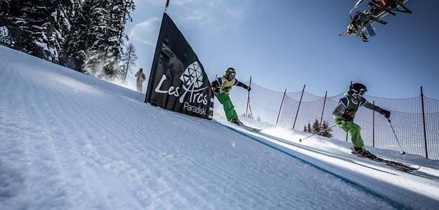 Børn kører på ski i porte på skiferien i Les Arcs i Frankrig