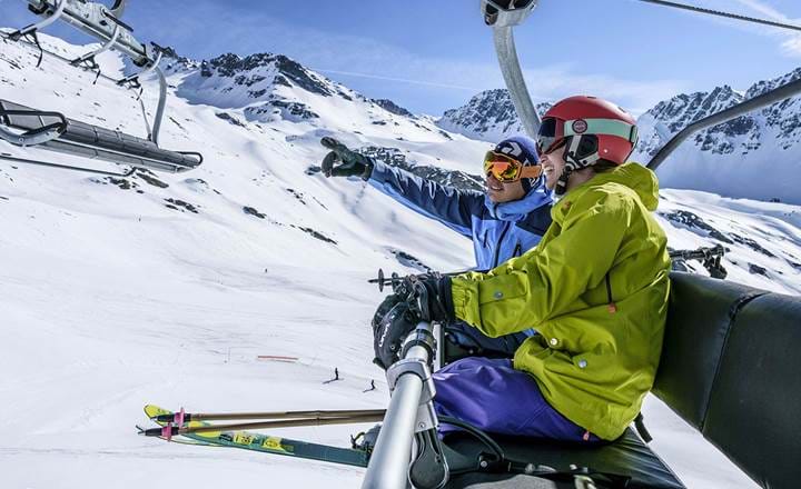 Skiløbere i liften på vej ud i det store skiområde i La Rosiere